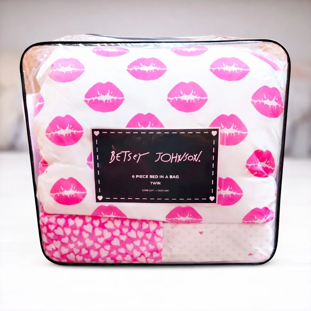 Betsey Johnson 6 Piece Bed In A Bag Pink Lip Print & Hearts Twin Bed Set NWT